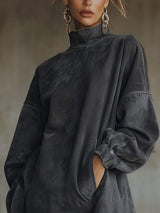 Robe col roulé Lucia de Olyndra London, vêtement en maille noire portée sur mannequin, détail du col roulé élégant.