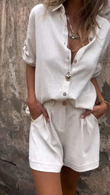 Ensemble coordonné en lin ISLA de Olyndra London, haut et pantalon légers dans une teinte neutre, porté par un mannequin.