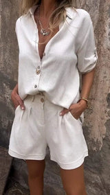 Ensemble coordonné en lin Isla de la marque Olyndra London, comprenant une blouse et un pantalon en tissu léger.