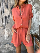 Ensemble coordonné en lin blanc et beige signé Olyndra London, veste et pantalon confortables et élégants.