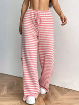 Pantalon détente Boardwalk de Olyndra London en tissu léger, couleur beige, avec coupe confortable et taille élastique.