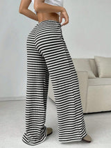Pantalon détente BOARDWALK de la marque Olyndra London, tissu confortable et coupe décontractée, porté avec un haut blanc.