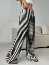 Pantalon détente BOARDWALK de la marque Olyndra London, tissu confortable et style décontracté, vue en gros plan.
