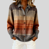 Cardigan en maille SEREN de Olyndra London porté, détail de la texture douce et colorée, manches longues et coupe élégante.