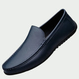 Mocassin en cuir véritable Albert de Olyndra London, vue de face, avec finition élégante et semelle en cuir.