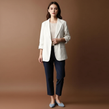 Blazer en lin Alena de la marque Olyndra London, coupe élégante, porté avec manches longues et col classique.