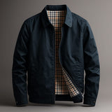 Veste utilitaire Callum de Olyndra London, coupe décontractée avec poches frontales, fond clair et style moderne.
