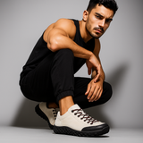 Chaussures de course blanches Olyndra London Arden Sneakers sur un support de présentation.
