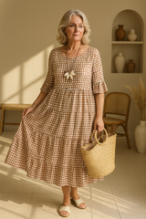 Robe midi élégante LIVIA de Olyndra London, portrait mode, tissu fluide et design sophistiqué, portée dans un style fashion.