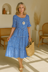 Robe midi élégante Olyndra London LIVIA avec tissu fluide, coupe sophistiquée et détails raffinés, portrait mode.