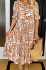 Robe midi élégante LIVIA de Olyndra London avec motif à pois, tissu fluide et style sophistiqué, portée sur mannequin.