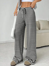 Pantalon détente BOARDWALK de la marque Olyndra London, pantalon large en tissu confortable, couleur neutre, porté de face