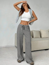 Pantalon détente BOARDWALK de la marque Olyndra London, tissu confortable et coupe décontractée, en couleur neutre.