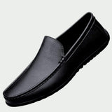 Mocassin en cuir véritable Albert de Olyndra London, vue de côté, avec finition élégante et semelle en cuir naturel.