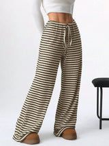 Pantalon détente Boardwalk d'Olyndra London en tissu léger, couleur neutre, porté avec un look décontracté et confortable