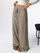 Pantalon détente BOARDWALK de la marque Olyndra London, tissu confortable, coupe décontractée, couleur neutre.