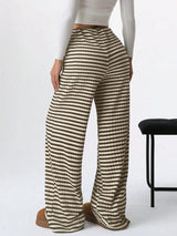 Pantalon détente BOARDWALK de la marque Olyndra London, tissu confortable, coupe décontractée, couleur neutre, porté sur mannequin