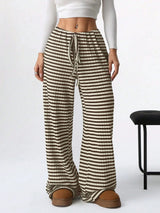 Pantalon détente BOARDWALK de la marque Olyndra London, tissu confortable et coupe décontractée, en couleur neutre.