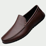 Mocassins en cuir véritable Albert de Olyndra London, vue de côté, avec finition élégante et semelle en cuir.