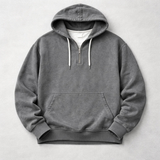 Sweat à capuche premium TORREN de Olyndra London, vue de face avec capuche et logo discret, tissu doux et confortable.