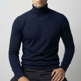 Col roulé en mérinos Olyndra London, porté, montrant la texture douce et le col haut d'un sweater élégant en laine mérinos.