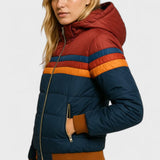 Veste légère imperméable Olyndra London, coupe ajustée, couleur neutre, tissu résistant à l'eau, vue de face sur fond blanc.