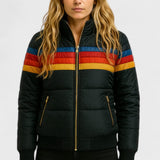 Veste légère imperméable Olyndra London en tissu déperlant, couleur neutre, avec capuche et fermeture éclair.