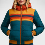 Veste légère imperméable Olyndra London en tissu fin, couleur neutre, portée sur un fond blanc, détail de la fermeture éclair visible.