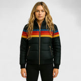 Veste légère imperméable Olyndra London, coupe ajustée, en tissu imperméable, couleur neutre, détails de finition modernes.