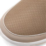 Chaussures brogue BROOKVALE MULES SNEAKER Olyndra London en cuir blanc avec semelle blanche et détails en relief sur le dessus.