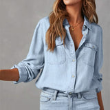 Haut en denim couleur céleste avec boutons, veste courte Olyndra London, coupe ajustée et détails de boutonage visible.