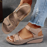 Sandales Blake confortables de Olyndra London, avec semelle en caoutchouc et bride en cuir beige, vues de côté.