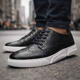 Chaussures Olyndra London Caldwell Sneakers style brogue en cuir marron avec perforations et lacets, vue de profil.
