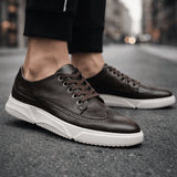 Baskets Caldwell style brogue de la marque Olyndra London, en cuir marron avec détails de brogue et semelle en caoutchouc.