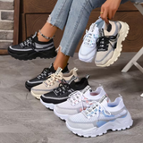 Cagettes d'air confortables pour femmes Olyndra London, design léger et respirant, visibles avec des détails en tissu.