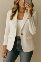 Blazer ajusté Serenelle de Olyndra London, coupe élégante et moderne, en tissu noir avec revers et boutons sophistiqués.