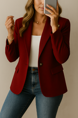Blazer ajusté Serenelle de la marque Olyndra London porté sur mannequin, tissu en laine bleu marine, style élégant et moderne.