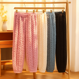 Pantalon doublé Glacier de Olyndra London, tissu doux et chaud, coupe confortable, en coloris neutre, porté sur mannequin.