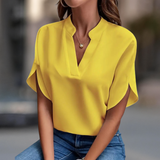 Chemise classique Francesca Top Col en V Olyndra London en tissu jaune porté par Elena.