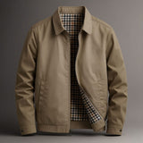 Veste utilitaire Callum de la marque Olyndra London, en tissu résistant, avec plusieurs poches et design moderne.