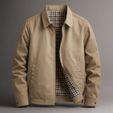Veste utilitaire Callum de la marque Olyndra London, en tissu résistant, avec plusieurs poches et design moderne.