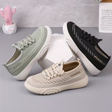 Mocassins élégants et confortables Olyndra London, en cuir beige avec semelle en caoutchouc, vue de côté sur fond blanc