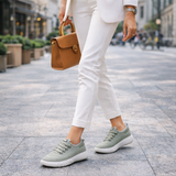 Mocassins élégants et confortables Olyndra London, style raffiné, en cuir beige, avec semelle souple, vue de face sur fond blanc