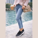 Mocassins élégants et confortables Olyndra London Annette, en cuir noir avec semelle en caoutchouc, vues de profil.