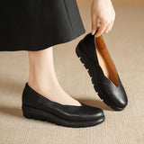 Chaussures plates ALINA de Olyndra London, en cuir noir avec semelle épaisse, vues de face sur fond neutre.