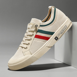 Chaussures de sport Riviera Sneakers en maille de la marque Olyndra London, vue de face avec détails en maille blanche et noire