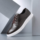 Chaussures brogues Caldwell de Olyndra London, sneakers en cuir avec détails perforés et lacets, style élégant et classique.