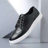 Baskets Caldwell style brogue de la marque Olyndra London, chaussures en cuir avec motifs brogue, vue de face.