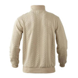Sweat à capuche premium Olyndra London Camden avec demi-zip, tissu confortable et style décontracté, porté en extérieur.
