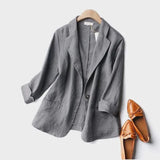 Blazer en lin couleur beige de la marque Olyndra London, vue de face sur un fond neutre.